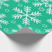 Lichte groene en witte kerstsnowflakes cadeaupapier (Hoek)
