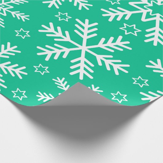 Lichte groene en witte kerstsnowflakes cadeaupapier (Hoek)