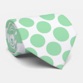 Lichte groene polka stippen op witte maatwerk das (Opgerold)