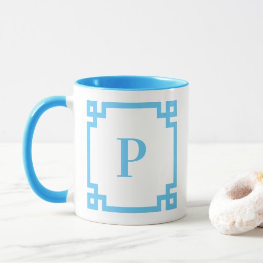 Lichte Hemelblauwe Griekse Sleutelrand Monogram Mok (Met donut)