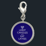LICHTE KANSEN EN EAT LATKES CHARM<br><div class="desc">Leuk voor Halloween. LICHT KAARSEN EN EET LATKES met een menora. Ontwerp gebaseerd op het Britse moreel van 1939</div>