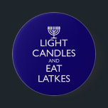 LICHTE KANSEN EN EAT LATKES RONDE BUTTON 7,6 CM<br><div class="desc">Fun voor Chanukah. LICHTE KANSEN EN EAT LATKES MET een menorah. Ontwerp gebaseerd op het Britse moraal van 1939.</div>