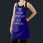LICHTE KANSEN EN EAT LATKES SCHORT<br><div class="desc">Fun voor Chanukah. LICHTE KANSEN EN EAT LATKES MET een menorah. Ontwerp gebaseerd op het Britse moraal van 1939.</div>