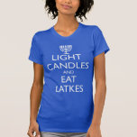LICHTE KANSEN EN EAT LATKES T-SHIRT<br><div class="desc">Fun voor Chanukah. LICHTE KANSEN EN EAT LATKES MET een menorah. Ontwerp gebaseerd op het Britse moraal van 1939.</div>
