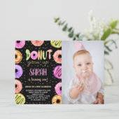 Lichte kleuren Zwart Foto Donut Verjaardag uitnodi Kaart (Staand voorkant)