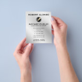 Lichte nevel metalen textuuroppervlak met logo flyer (Hand)