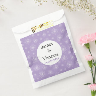 Lichte paarse kleur en witte pioenen. bedankzakje