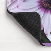 Lichte Paarse petalen met Paarse achtergrond Muismat (Hoek)