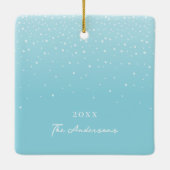 Lichte Pastel Blauw Snowy Winter Familiefoto Keramisch Ornament (Achterkant)