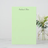 Lichte Pastelgroene Monogram Naam Aangepaste Kleur Briefpapier (Staand voorkant)