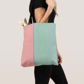 Lichte pastels, zachte perzik en Oerwouden mist Tote Bag (Dichtbij)
