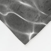 Lichte reflecties op water: zwart en wit fleece deken (Hoek)
