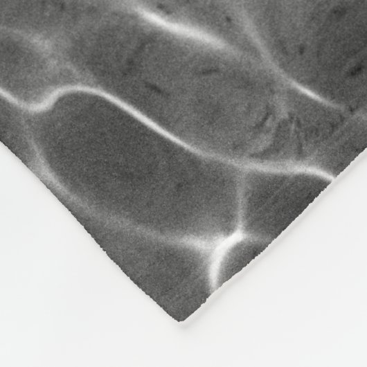 Lichte reflecties op water: zwart en wit fleece deken (Hoek)