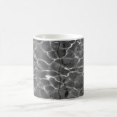 Lichte reflecties op water: zwart en wit koffiemok (Center)