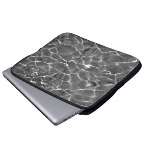 Lichte reflecties op water: zwart en wit laptop sleeve