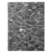 Lichte reflecties op water: zwart en wit notitieboek (Voorkant)