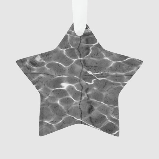 Lichte reflecties op water: zwart en wit ornament (voorkant)