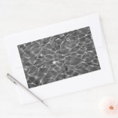 Lichte reflecties op water: zwart en wit rechthoekige sticker (Envelop)