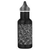 Lichte reflecties op water: zwart en wit waterfles  (Links)