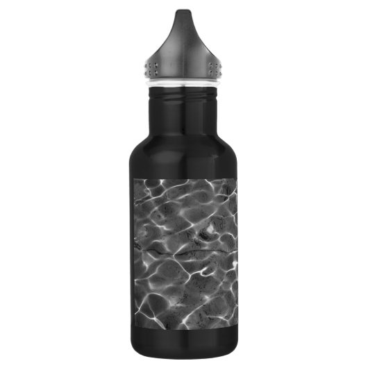 Lichte reflecties op water: zwart en wit waterfles (Links)