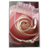 Lichte roze roos medium cadeauzakje (Voorkant)