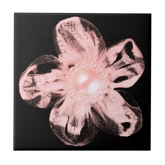 Lichte roze tulle bloem op zwart tegeltje (Voorkant)