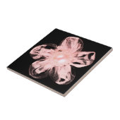 Lichte roze tulle bloem op zwart tegeltje (Zijkant)