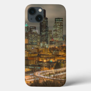 Lichte stromen van auto's 's nachts iPhone 13 hoesje