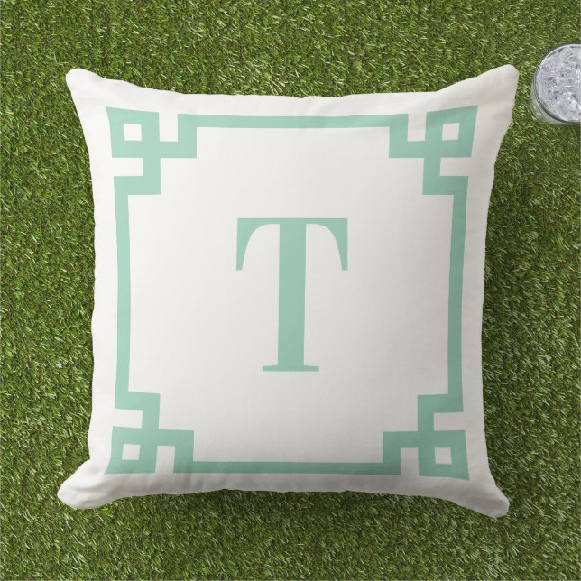 Lichte Teal Griekse Sleutelrand Monogram Buitenkussen (Gras)