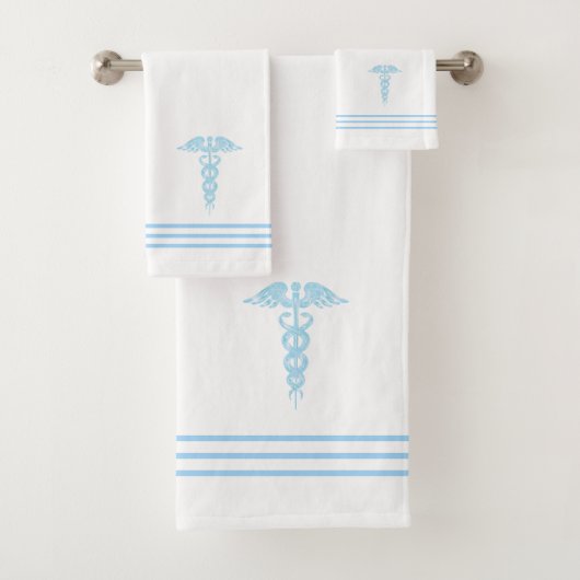 Lichte Turquoise Blauwe Caduceus & Strepen op Wit Bad Handdoek (Insitu)