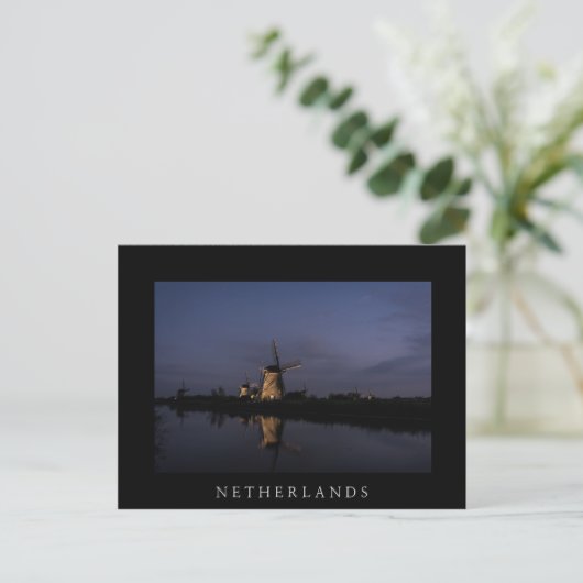 Lichte windmolen bij blauw briefkaart in het zwart (Staand voorkant)