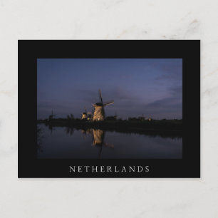 Lichte windmolen bij blauw briefkaart in het zwart