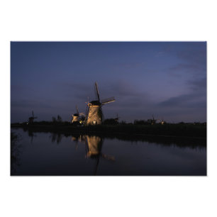 Lichte windmolen bij blauw-uurfotoafdrukken foto afdruk