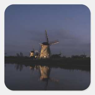 Lichte windmolen bij de blauwe-uursticker vierkante sticker