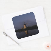 Lichte windmolen bij de blauwe-uursticker vierkante sticker (Envelop)