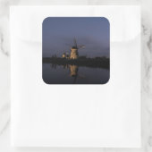 Lichte windmolen bij de blauwe-uursticker vierkante sticker (Tas)