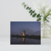 Lichte windmolen op briefkaart met blauw uur (Staand voorkant)