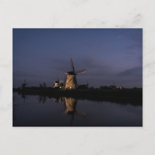 Lichte windmolen op briefkaart met blauw uur