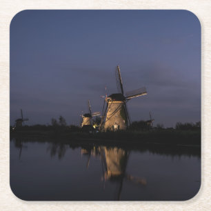 Lichte windmolen op onderzetter met blauw uur