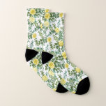 Lichtgele pasteitjes en Roos (Floral Wedding) Sokken<br><div class="desc">Mooie lichte pastelpony's en roos florale trouwuitnodigingen met overvloedig groen. Ideaal voor een bloemetjesthema of een traditionele witte bruiloft in de lente of de zomer. Pas de kleur en tekst aan om deze bruiloft uw eigen trouwe te laten uitnodigen!</div>