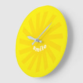 Lichtgele zon opgelucht leuk, modern vrolijk grote klok (Hoek)
