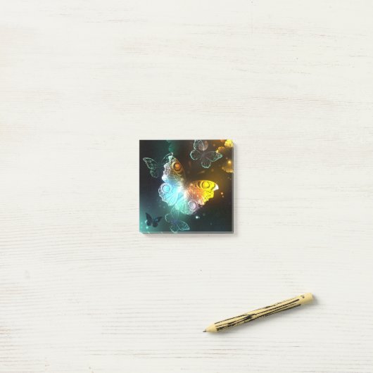 Lichtgevende vlinder en nachtvlinders post-it® notes (Op bureau)