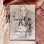 lichtgouden glitter elegant fotobudget Sweet 16<br><div class="desc">Een modern,   en elegant faux licht glitter douchecombre met uw foto met pastelzwart roze kleurenblok Sweet 16 verjaardagsfeestuitnodiging met een goudvormig patroon dat op een roze achtergrond,  voordelige lagekostenpartij vervaagt.</div>