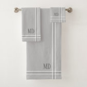 Lichtgrijs en Wit Gestreepte Aangepaste Initialen Bad Handdoek (Insitu)