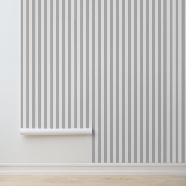 Lichtgrijs en wit klassiek verticaal gestreept behang (Applicatie)