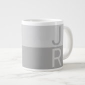 Lichtgrijs & Grijs Modern Initialen Monogram Grote Koffiekop (Voorkant rechts)