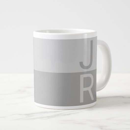 Lichtgrijs & Grijs Modern Initialen Monogram Grote Koffiekop (Voorkant rechts)