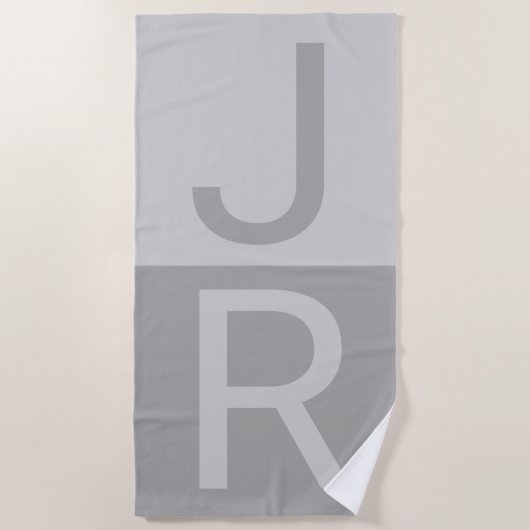 Lichtgrijs & Grijs Modern Initialen Monogram Strandlaken (Voorkant)