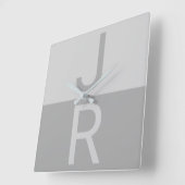 Lichtgrijs & Grijs Modern Initialen Monogram Vierkante Klok (Hoek)