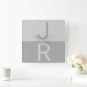 Lichtgrijs & Grijs Modern Initialen Monogram Vierkante Klok (Huis)